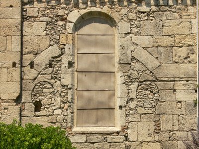 Vista de una ventana antigua tapiada de French School