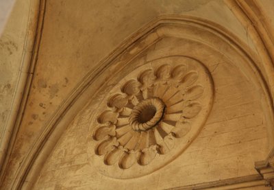 Vista de una rosácea tallada de French School
