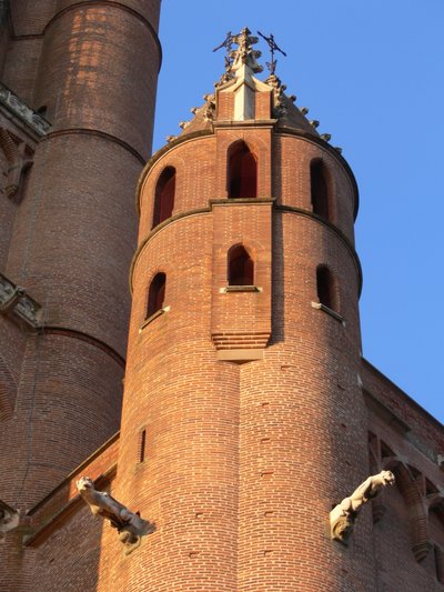 Representación de la torre más pequeña y la base de la torre oeste de French School