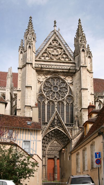 Fachada sur y rosetón de French School