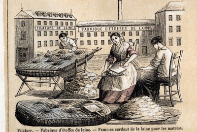 Descripción de los diversos usos y productos de la oveja: trabajadores cardando lana para colchones en el patio de una fábrica. Placa 