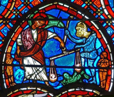 (detalle) de una ventana que representa el Juicio Final: San Miguel pesa las almas de French School