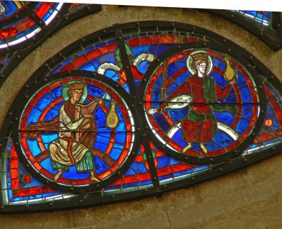 (detalle) de la ventana rosa este que representa a dos ancianos del apocalipsis de French School
