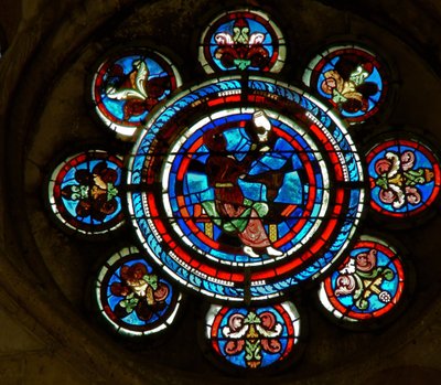 (detalle) de la ventana rosa norte que representa la Medicina de las Artes Liberales de French School