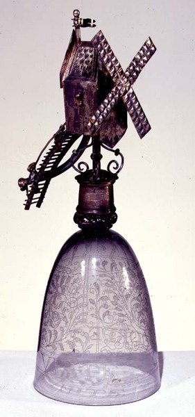 Vaso de bebida con pie de metal en forma de molino de viento, grabado con punta de diamante de French School