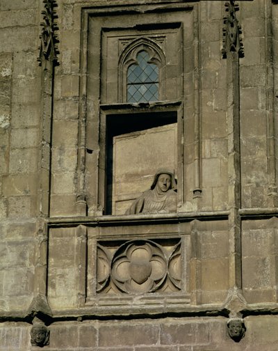 Ventana falsa en la fachada de entrada con una figura de una mujer mirando hacia afuera, posiblemente la esposa de Jacques Coeur, 1443-51 de French School