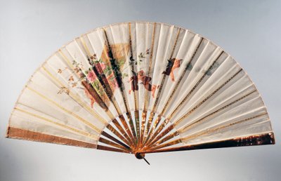 Abanico de compromiso que representa querubines sosteniendo una canasta de rosas, organza pintada al temple de French School