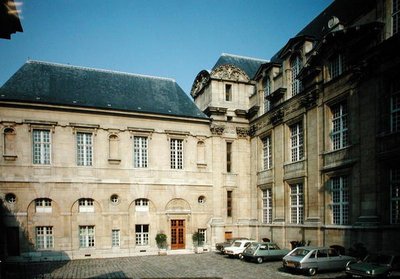 Vista exterior del Hotel Lamoignon, construido en 1584 de French School