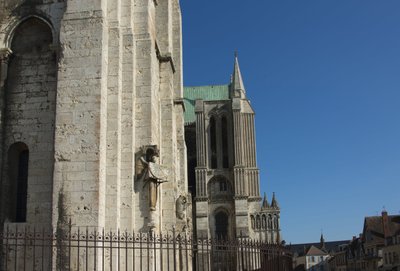 Vista exterior de la catedral de Chartres con el ángel en el dial de French School