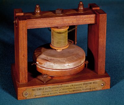 Facsímil del teléfono inventado por Alexander Graham Bell (1847-1922) hecho por la Western Electric Company de French School