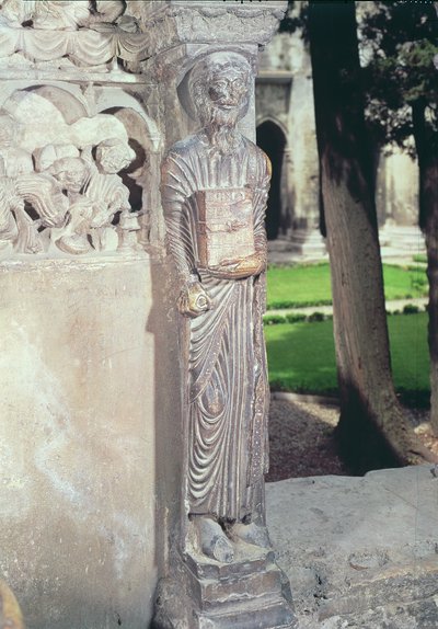 Figura de Gamaliel en un pilar del claustro de French School