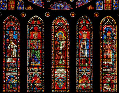 Figuras bajo la ventana rosa norte: Melquisedec, David, Santa Ana, Salomón, Aarón y escenas de French School