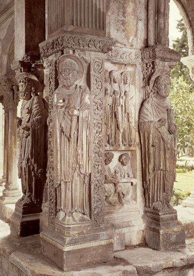 Figuras de San Pedro, San Trophime y San Juan en un pilar del claustro de French School