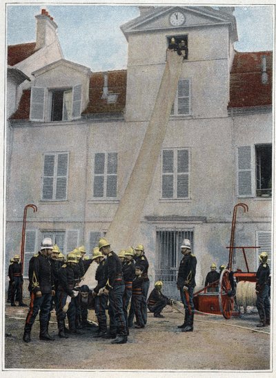Bomberos de París. El rescate es lo primero. Subir para llegar cerca de los desastres se hace inmediatamente mediante los ganchos, los nudos de silla o la bolsa de vida montada por el jefe de la bomba y el primer sirviente. Los zapadores abajo sostienen el de French School