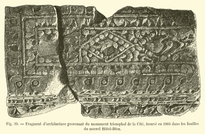 Fragmento de arquitectura proveniente del monumento triunfal de la Ciudad, encontrado en 1866 en las excavaciones del nuevo Hotel-Dieu de French School