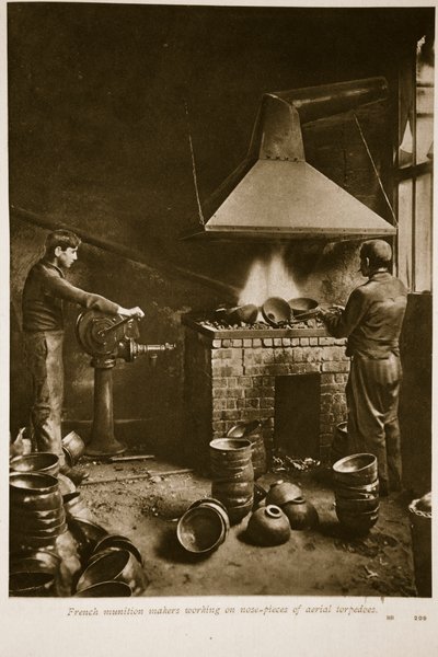 Fabricantes de municiones franceses trabajando en piezas de nariz de torpedos aéreos, 1914-19 de French School