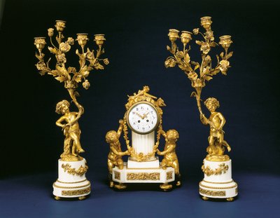 Garnitura vendida por Black, Starr y Frost que comprende un reloj de chimenea y un par de candelabros de cuatro luces, c.1875-1900 de French School