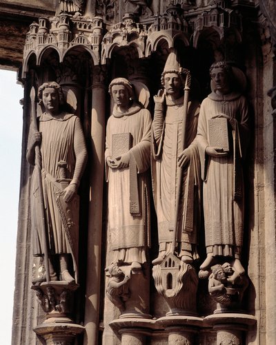 Arte Gótico: Figuras de mártires, a la izquierda San Teodoro, un soldado romano. Bahía del portal sur de la Basílica de Notre Dame de Chartres de French School