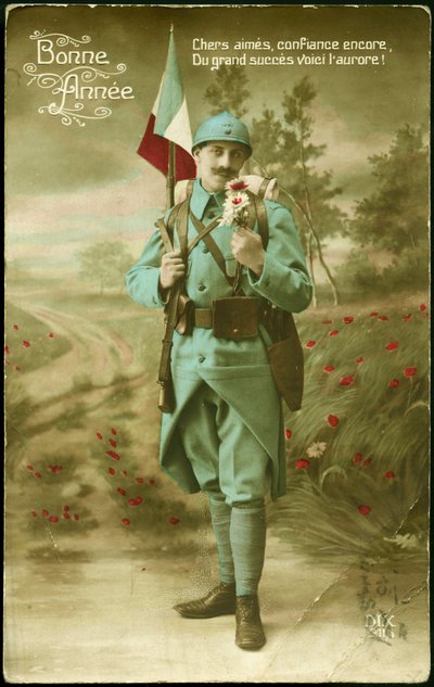 Tarjeta postal de felicitación para el año 1916. Un soldado llevando la bandera francesa con un fusil y oliendo la fragancia de un ramo de flores en un paisaje campestre. Tarjeta postal en color para los deseos del año 1916. de French School