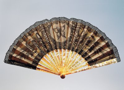Abanico de medio luto con mariposa bordada, hoja de seda clara en encaje de Chantilly y costillas de nácar de French School
