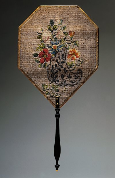 Abanico de mano, tarjeta cubierta de satén con motivo floral bordado con cuentas, mango de madera, longitud 41.9 cm de French School