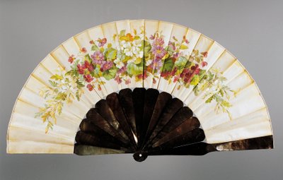 Abanico de mano con motivos florales, seda pintada y nácar, creado por Felix Alexandre, París de French School