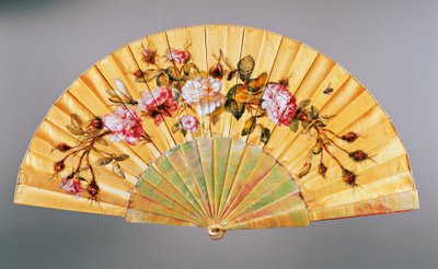 Abanico de mano con rosas e insectos, seda y nácar, creado por Felix Alexandre, París, ca 1870 de French School