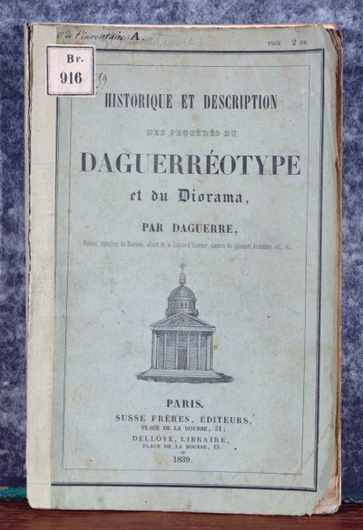 Historique et Description des Procedes de Daguerreotype et du Diorama, manual que acompaña la cámara comercializada por Daguerre y Giroux en 1839 de French School