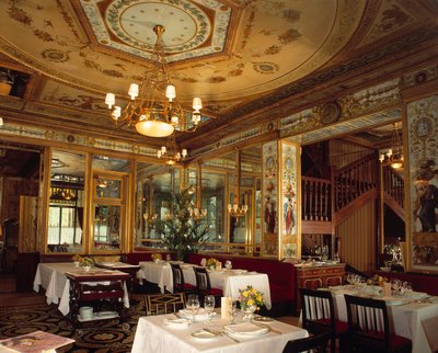 Vista interior del restaurante "Le Grand Vefour" en los jardines del Palais Royal, realizado en el siglo XVIII de French School