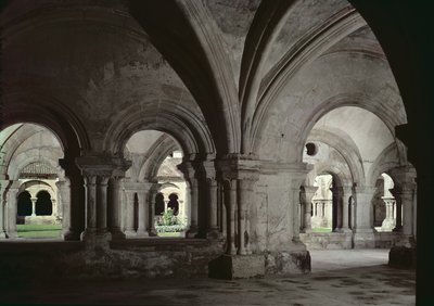 Vista interior del claustro desde la sala capitular de French School