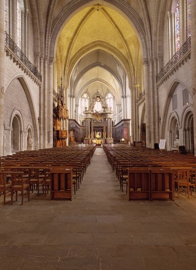 Vista interior de la Catedral de Angers (Maine y Loira) construida entre los siglos XII y XV, representando la perfecta mezcla entre estilo románico y gótico. de French School