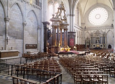 Vista interior de la Catedral de Angers (Maine y Loira) construida entre los siglos XII y XV, representando la perfecta mezcla entre estilo románico y gótico. de French School