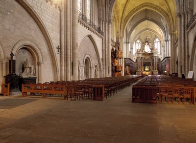 Vista interior de la Catedral de Angers (Maine y Loira) construida entre los siglos XII y XV, representando la perfecta mezcla entre estilo románico y gótico. de French School