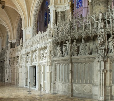 Vista interna de la catedral de Chartres con un detalle del coro de French School