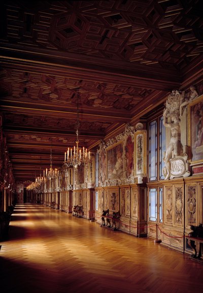 Vista interna de la galería Francisco I en Fontainebleau de French School