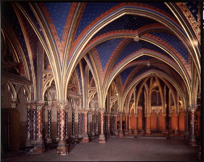 Vista interna de la capilla inferior de la Sainte-Chapelle (1245-1248) en París, Francia de French School