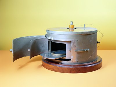 Cámara de ionización diseñada por Marie Curie (1867-1934) c.1897 de French School