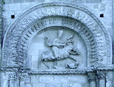 Caballero cazando con halcón desde la fachada de French School