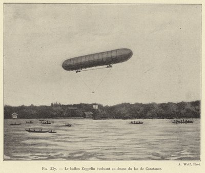 El globo Zeppelin evolucionando sobre el lago de Constanza de French School