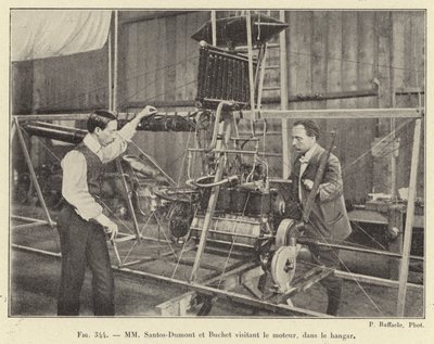 Santos-Dumont y Buchet visitando el motor, en el hangar (grabado) de French School