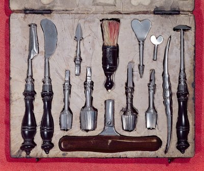 Estuche médico con instrumentos para trepanación (madera y metal) de French School