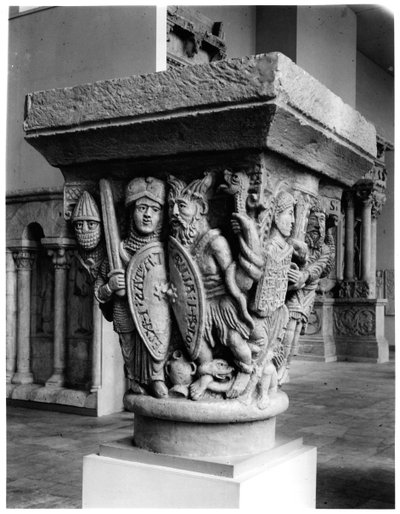 Misericordia contra la Avaricia, capitel que representa la Lucha de los Vicios contra las Virtudes, de la iglesia de Notre-Dame-du-Port, Clermont-Ferrand (molde de yeso de piedra) de French School