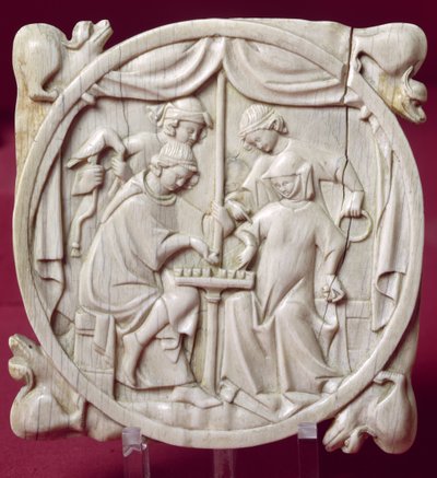 Estuche de espejo que representa un juego de ajedrez, c.1300 de French School
