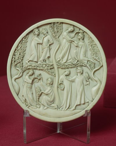 Estuche de espejo que representa escenas cortesanas, c.1320-30 de French School