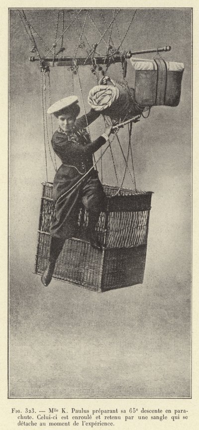 Mlle K Paulus preparando su 65º descenso en paracaídas, Este está enrollado y retenido por una correa que se suelta en el momento del experimento de French School
