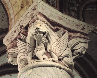 Monstruo devorando a un humano, capitel de columna de French School