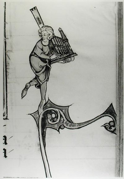 Músico tocando un órgano portativo, de la Historia de Merlín, c.1280-90 de French School