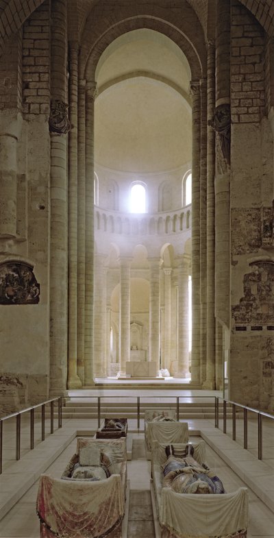 Nave y ábside de la iglesia abacial con las efigies de Enrique II (1133-89) Rey de Inglaterra y su esposa, Leonor de Aquitania (d.1204) de French School