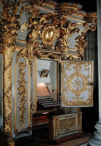 Órgano con la puerta abierta, en la capilla de French School