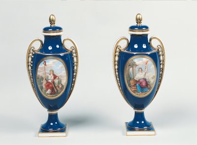 Par de jarrones de Sèvres decorados con figuras alegóricas de la Justicia y la República de French School